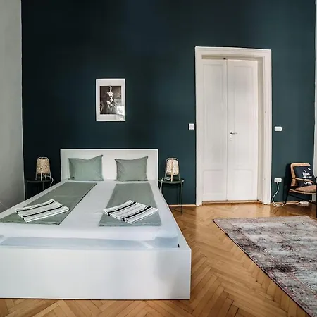 Bright Space Near Heroes' Square Apartamento