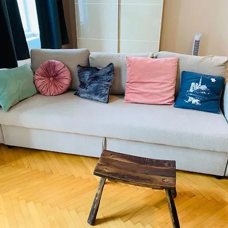 Bright Space Near Heroes' Square Apartamento